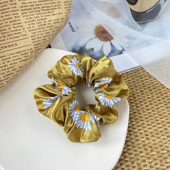 Set of 4 Dainty Daisy Flower Shiny Scrunchies - Picture 4 of 8